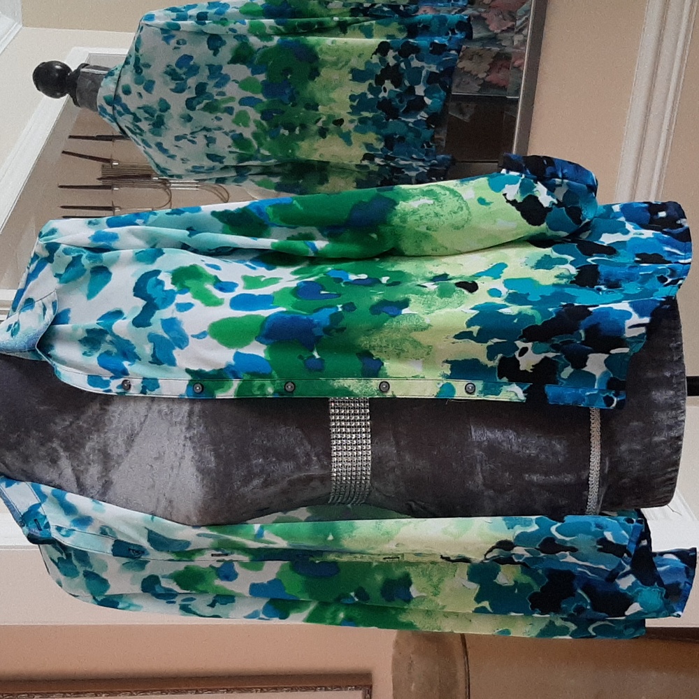 NY🌱CollectionFloral loose, flowy blouse. Size S Oversized.